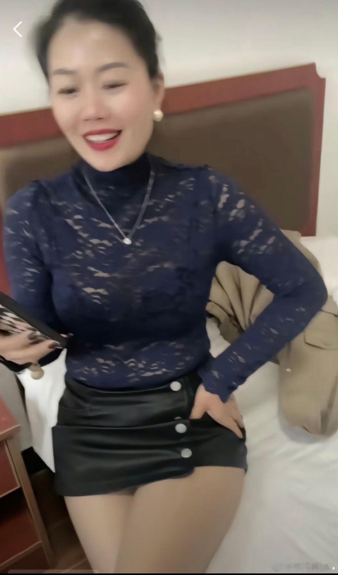 想问大家这样子的少妇你们觉得靓吗？和 00 年的女大比差在哪里？ ​​​