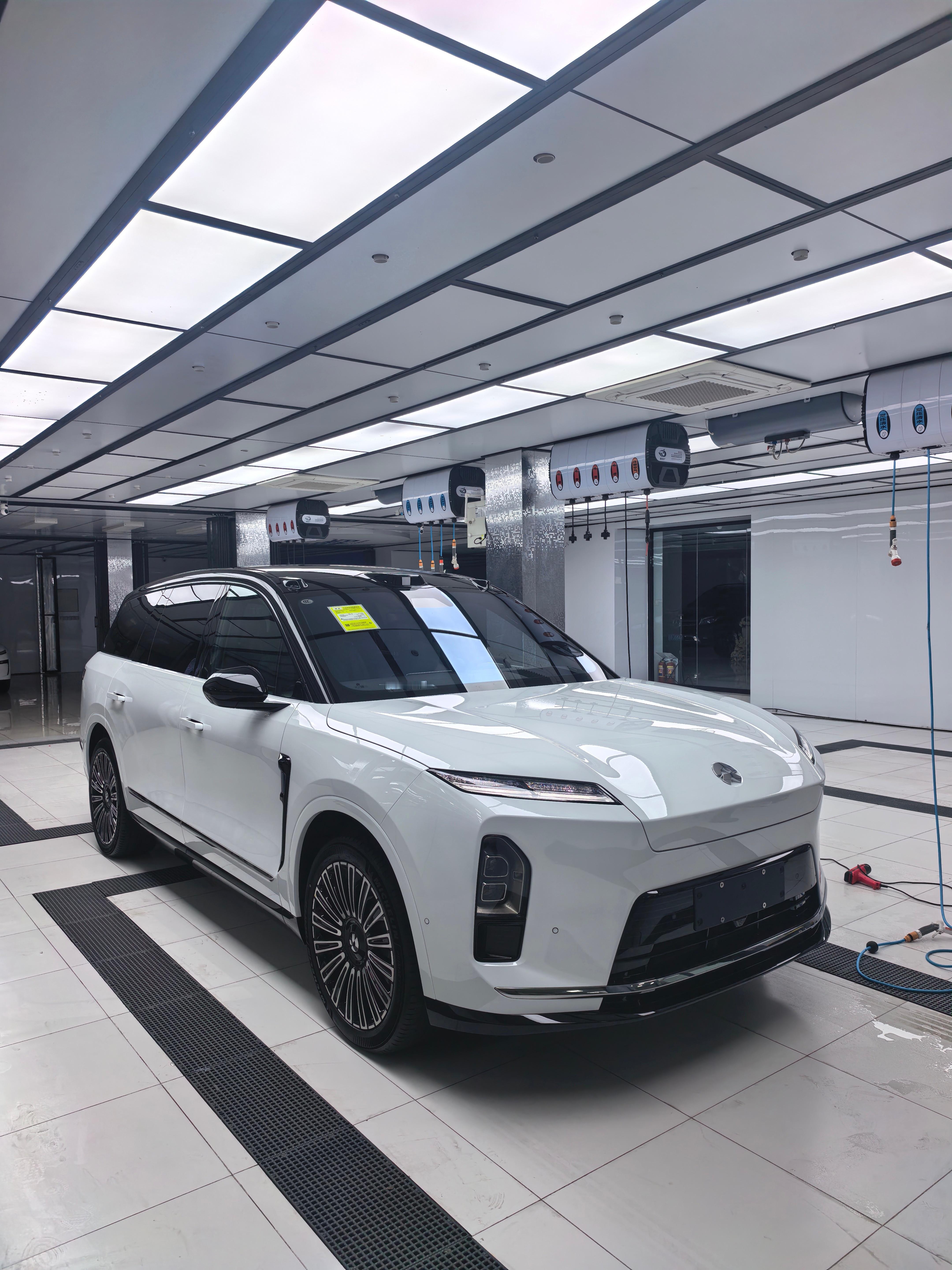 最近几天最喜欢的车，太棒了就是白色车贴完车衣，塑料杠多少还是有点色差，这个确实没