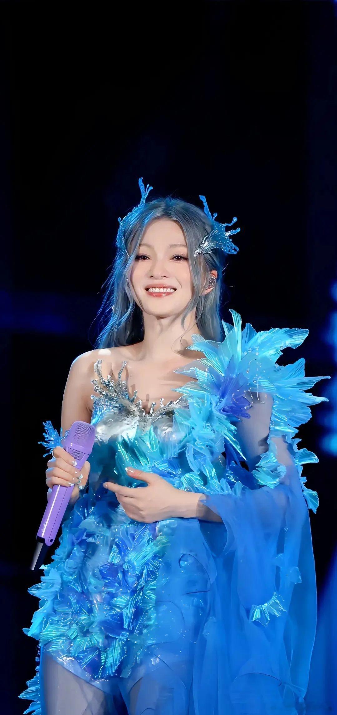 张韶涵也是裁员裁到大动脉了张韶涵每一次的演唱会都会给粉丝带来不一样的惊喜喔