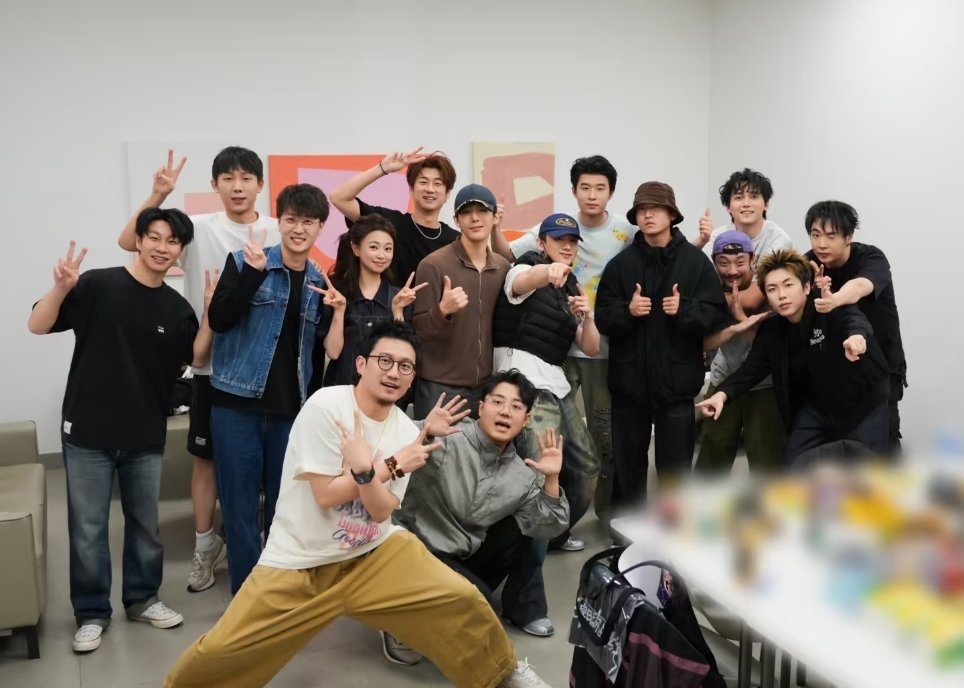白敬亭王安宇看喜人巡演白敬亭王安宇喜人巡演后台合照白敬亭王安宇喜人巡演后台合照 