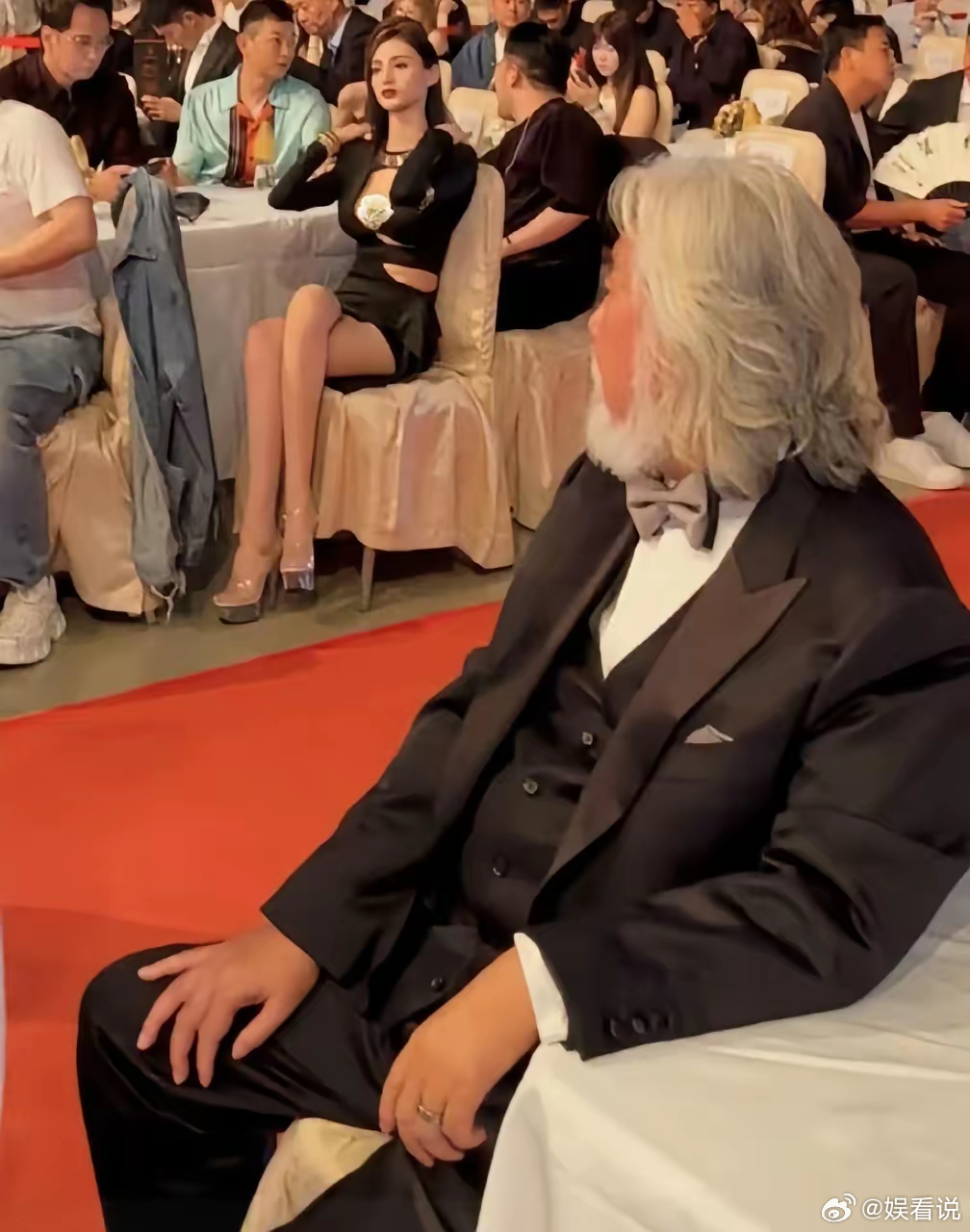 张导这哪是多看一眼，简直是目光“焊死”，502胶水都没这牢！王晶在旁一语不发，心