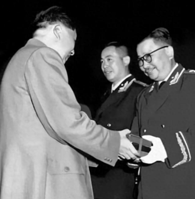 1949年，李克农突然笑问毛主席：“主席，你知道美国总统每天上班后的第一件事是什