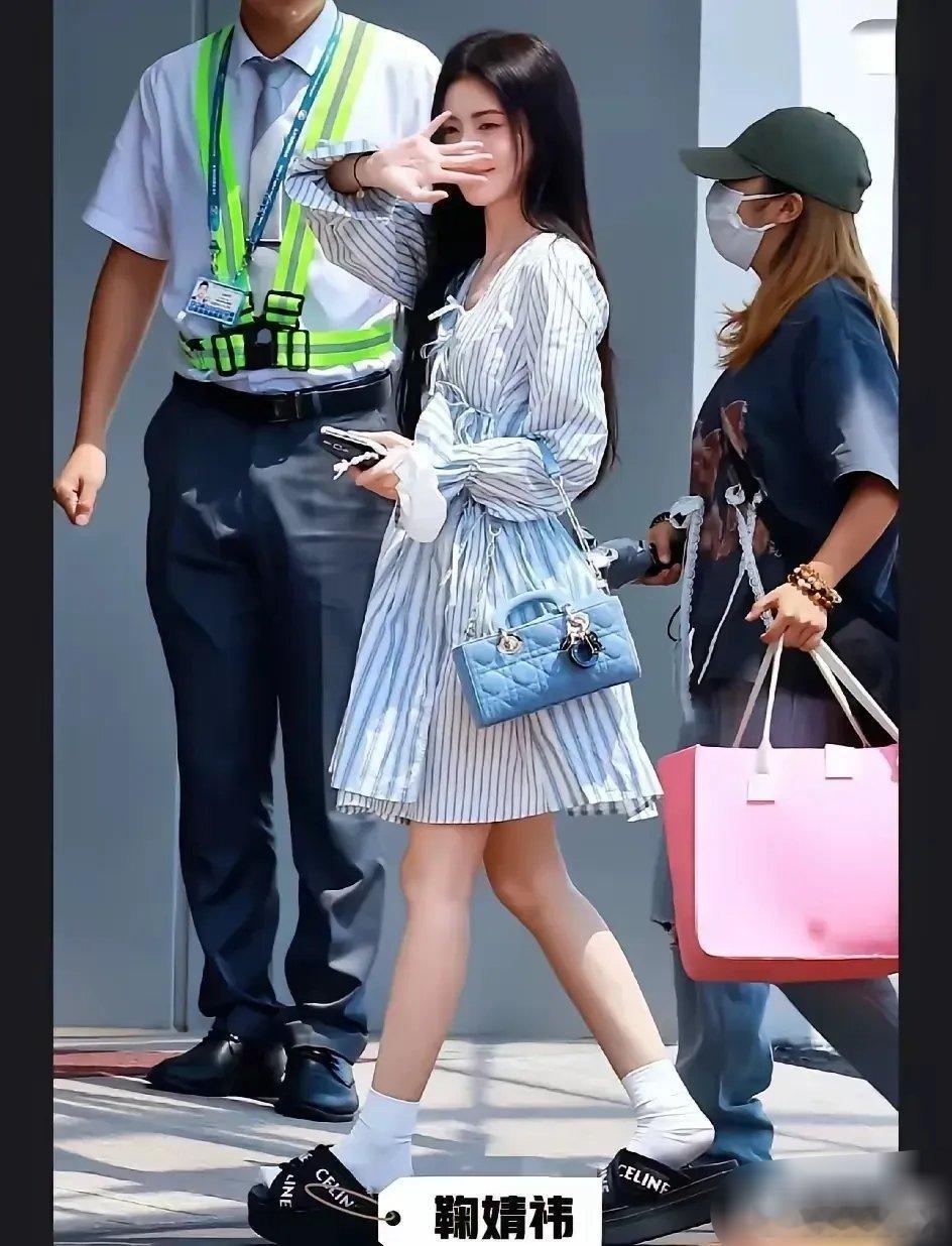 在娱乐圈，鞠婧祎的身高早已算不上什么秘密啦，大家都知道她对各种恨天高和隐形增高神
