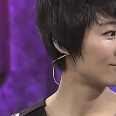 央视主持人康辉与妻子刘雅洁的生活日常，经同事王雪纯分享展现出温暖一面。两人同住一