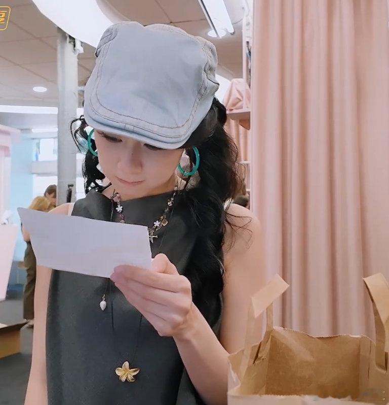 尚雯婕赵昭仪读信红了眼眶16 天经营之旅，顾客信里全是理解，这份认可比卖再多货都