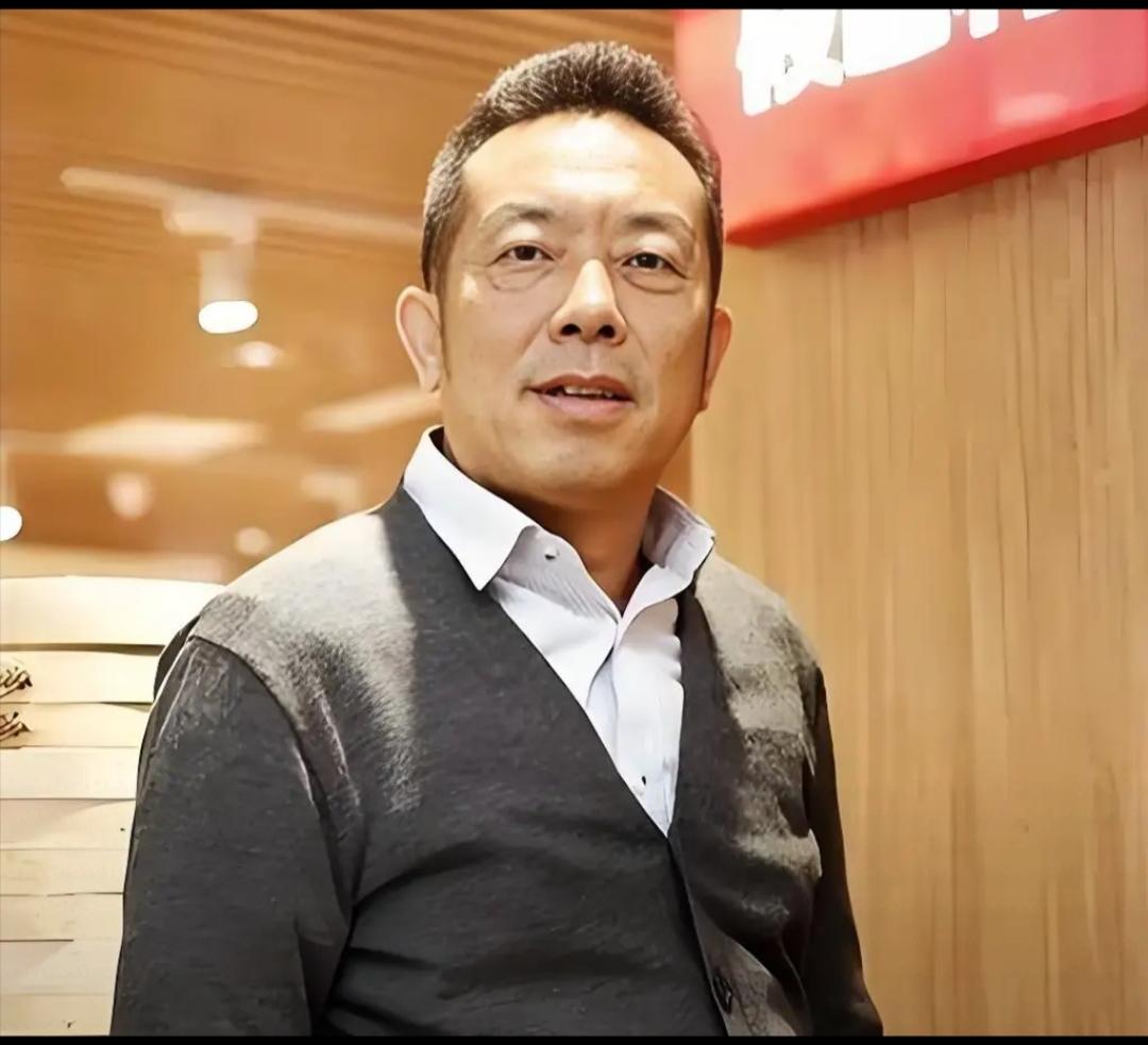 贾国龙现在承认错误，说当初犯了三个错误，“第一个错误是选择正面硬刚，说我宁愿不做