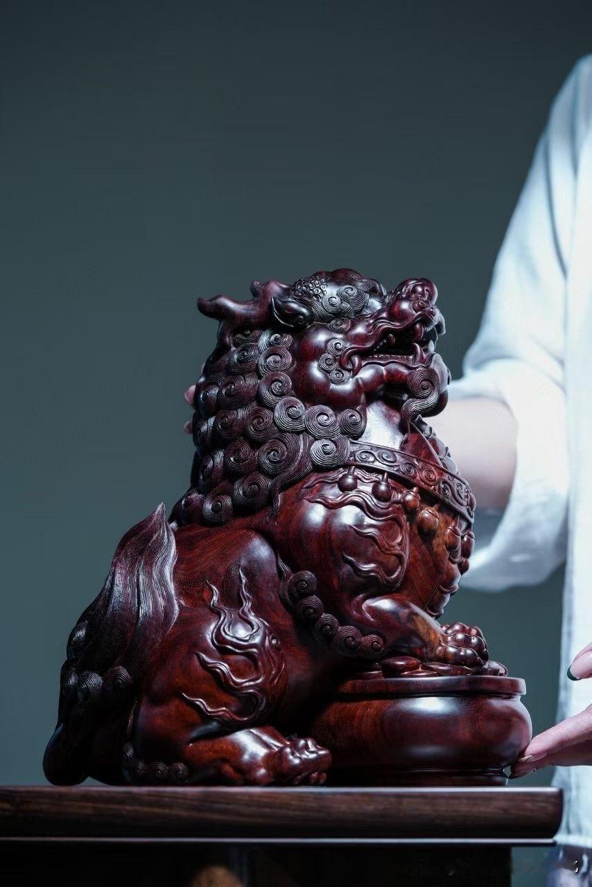 深沉紫檀，最适合雕出一份沉稳威仪。

貔貅踞伏如山，双目有神，口衔宝珠，脊背起伏