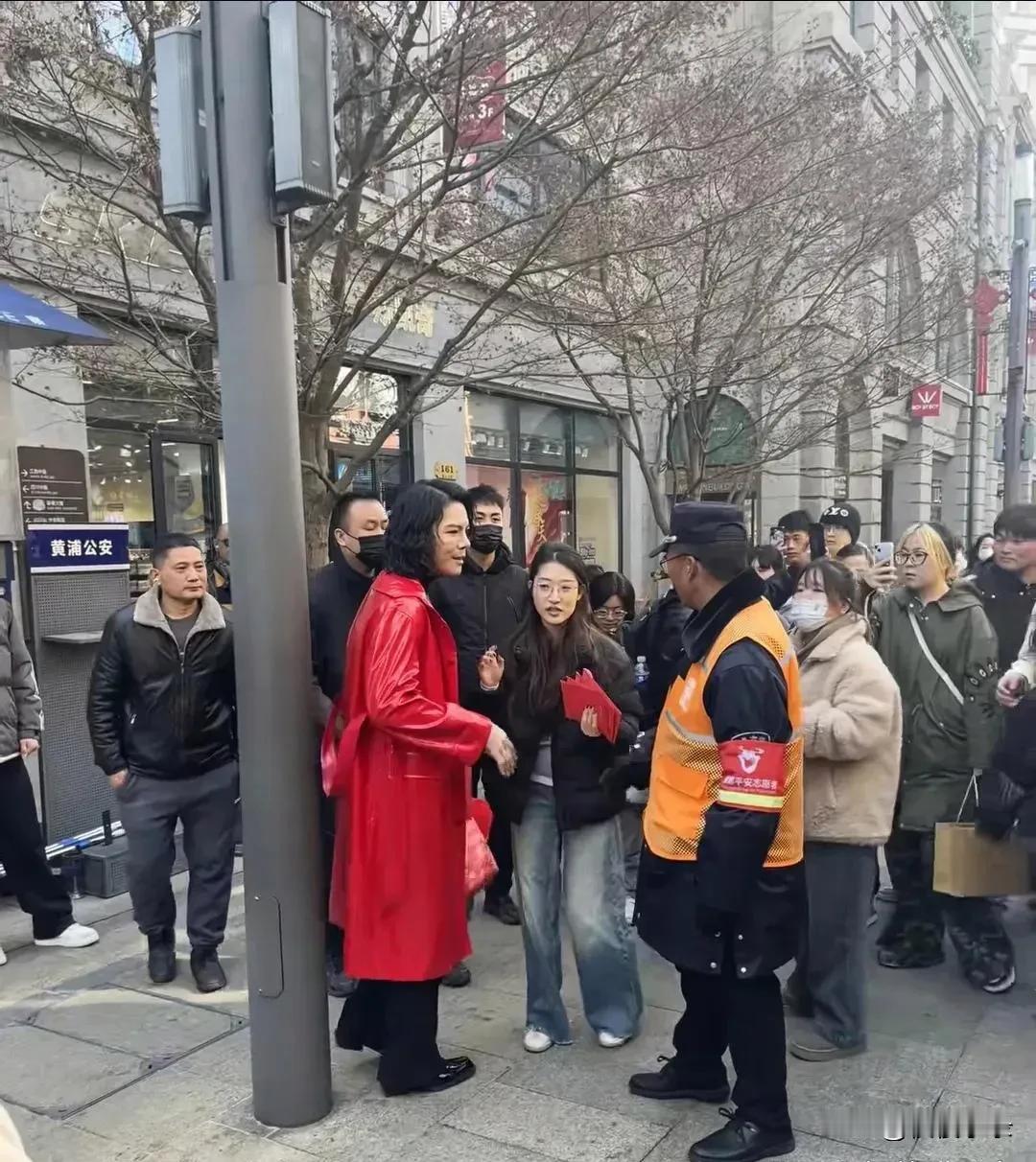 向佐在上海被保安驱赶，不男不女有伤风化！为这个保安点赞，做了很多人想做的事。明星