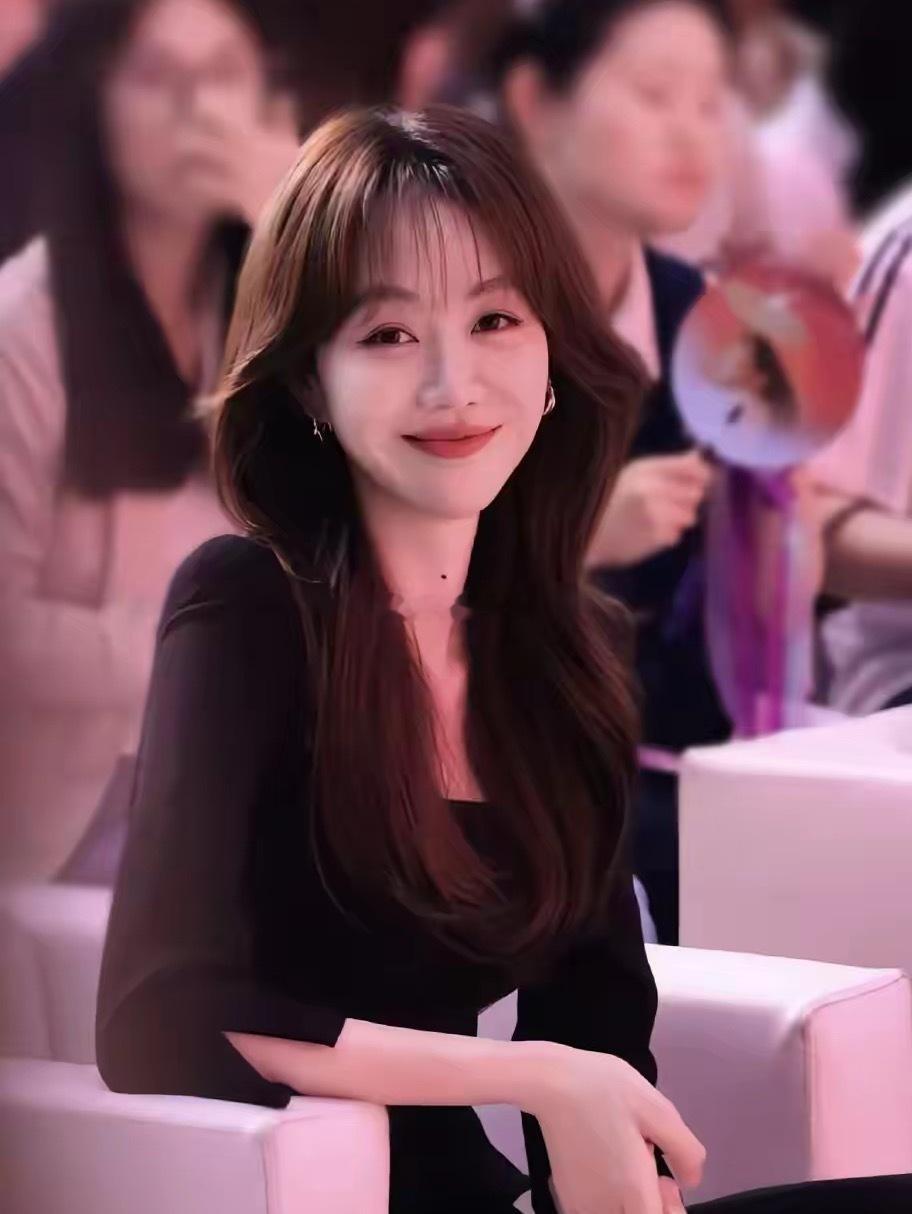 我表姐是一个演员的助理，她见过姜妍她回来偷偷跟我说，她说姜妍是她见到过真人，能让