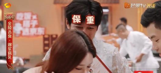 沈梦辰这期鼻子眉毛都报工伤 沈梦辰面对榴莲的反应太有看点，整个人的状态特别投入，