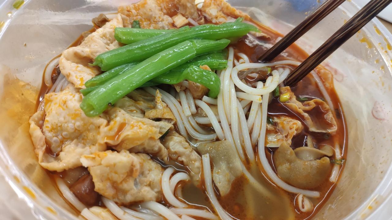 今天晚上突然好想吃螺丝粉，就点了个螺蛳粉外卖，久不久吃一次，好好吃哦。
好多人说