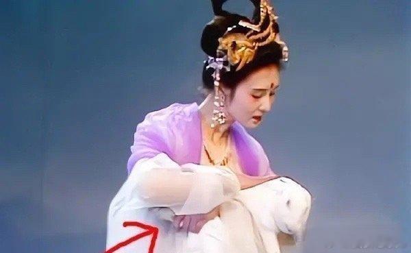 《西游记》里，嫦娥抱玉兔的姿势原来如此。当年我只顾着迷恋嫦娥，忽略了这个细节。 