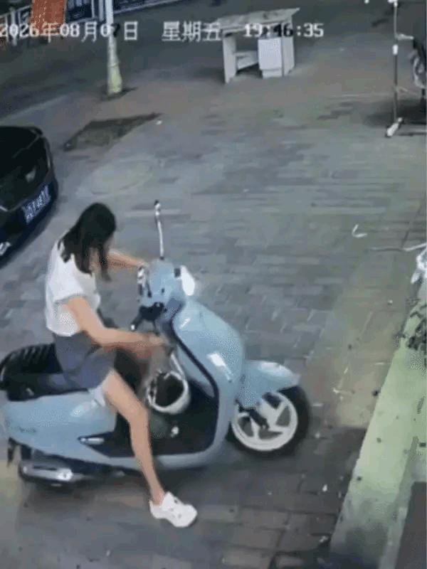 你这是往哪骑！
今天亲眼目睹了一场电车“起飞”大戏。一女子骑电车，整理好东西后直