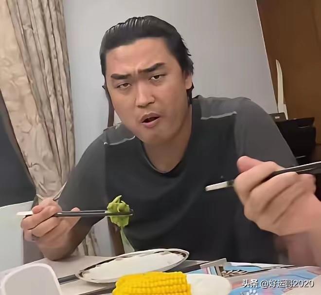 李立群的儿子对着镜头，感觉他的眼神有点吓人，看起来凶巴巴的样子，他是李立群的大儿