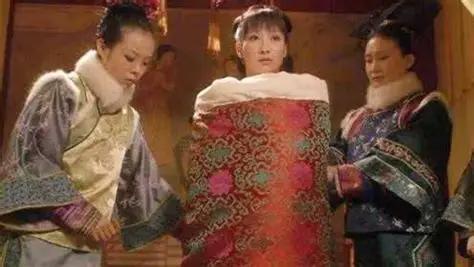 脱光衣服，裹进被子，由太监扛着送进皇帝寝宫——这不是什么离谱的段子，这是清朝后宫