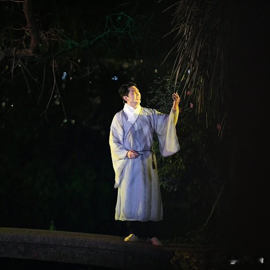 《七律.素秋感怀》
万里霜风入远陬，
澄空如洗碧云浮。
千林落木惊寒序，
一水沧