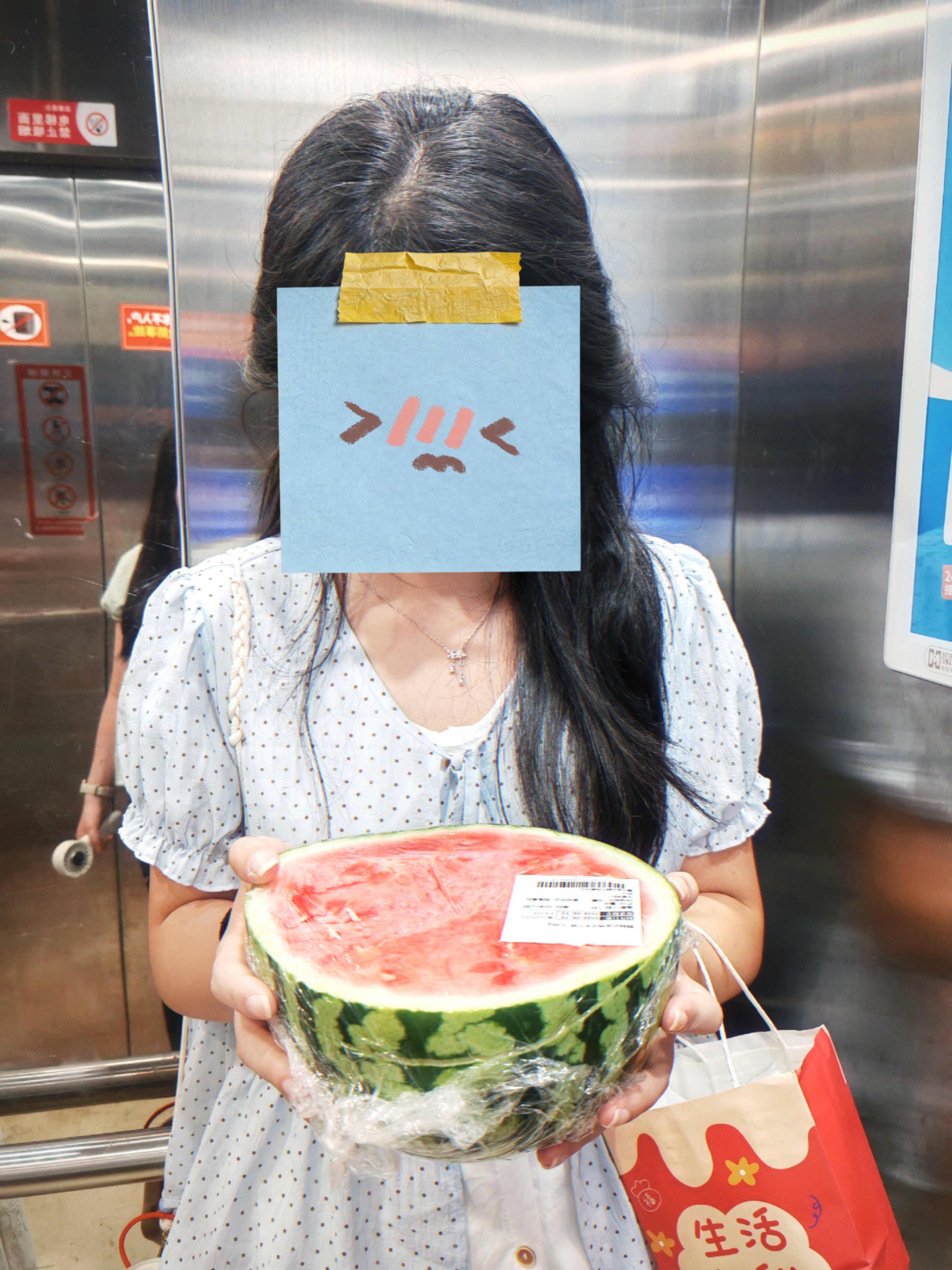 重庆repo2第一晚💌最先喊困，然后和🍑一起回房间了，我和🍍继续在大厅耍，