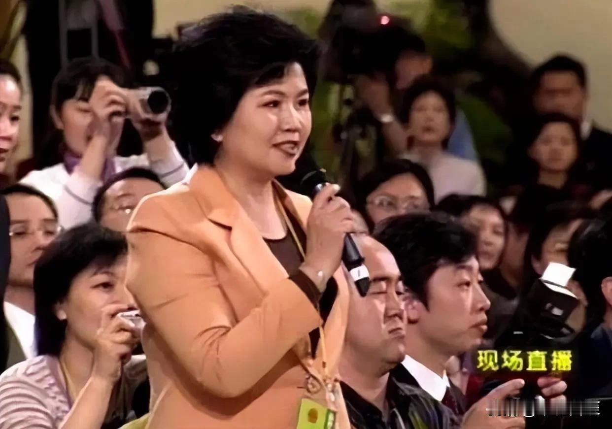 说句实话，近些年来，央视一些节目大有所退步了。
首先，主持人队伍青黄不接。即使现
