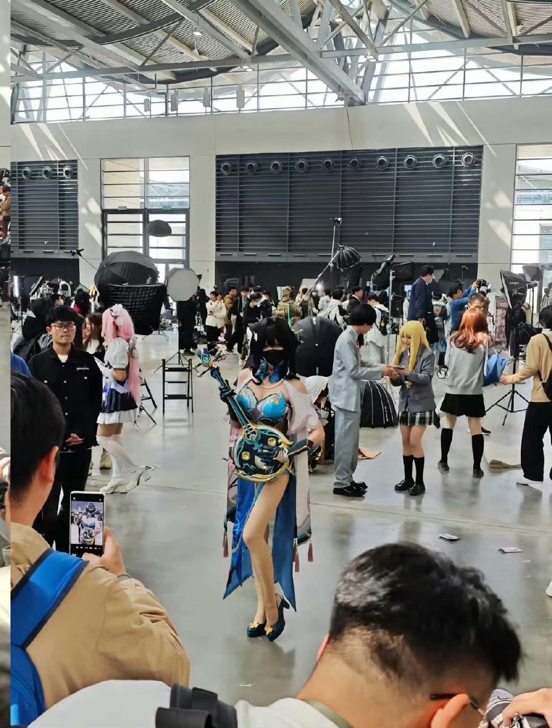 近90万人预约抢票二次元展这二次元漫展也太牛了！90万人抢票，酒店预订量飙升，机