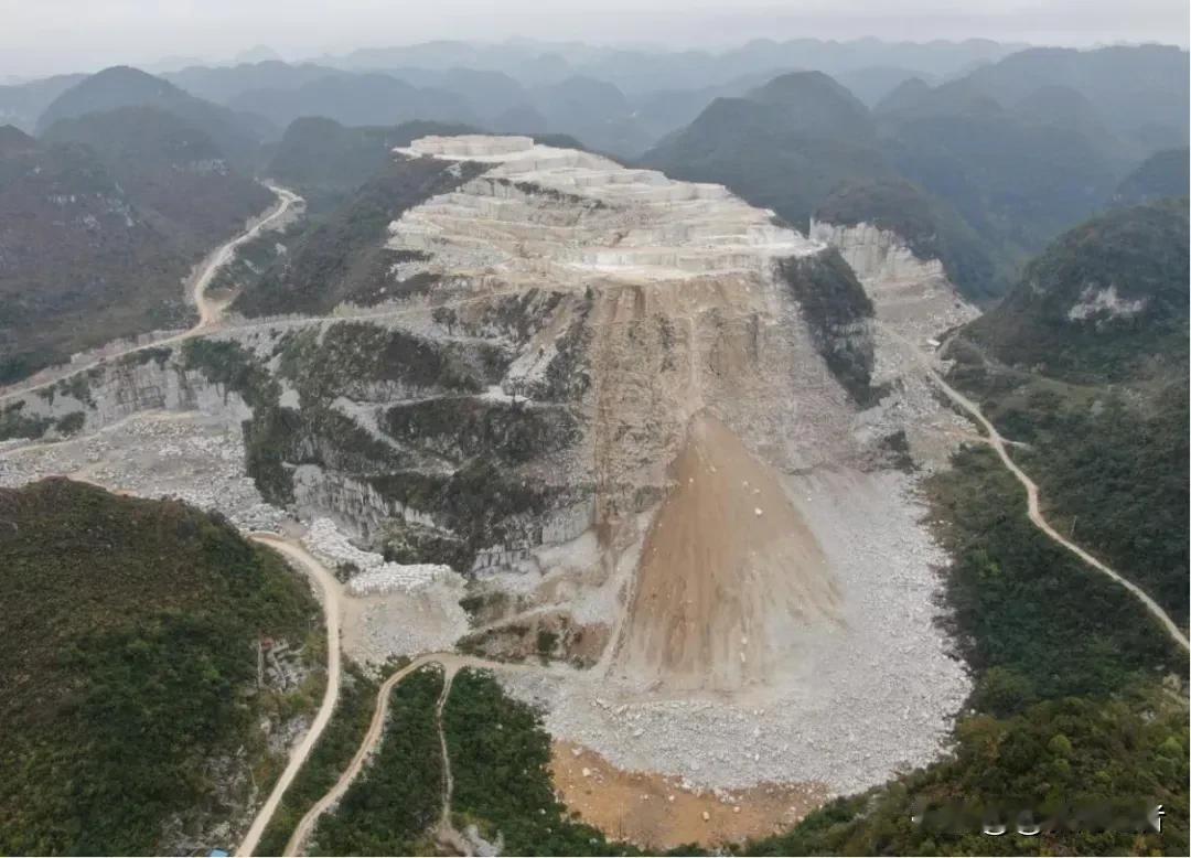 2024年11月7日，督察组发现，贵州安顺市紫云县忠顺石材大量废石顺坡倾倒

安