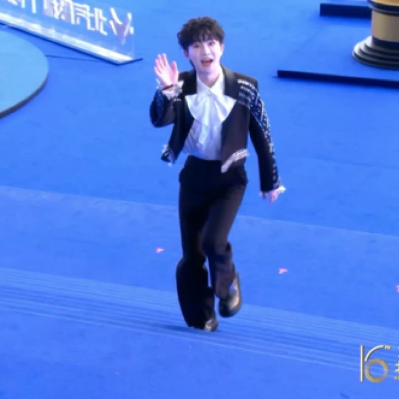 周深电影歌曲一首又一首谁给周深开倍速了 可爱名场面上线，周深北影节极速问候众人，