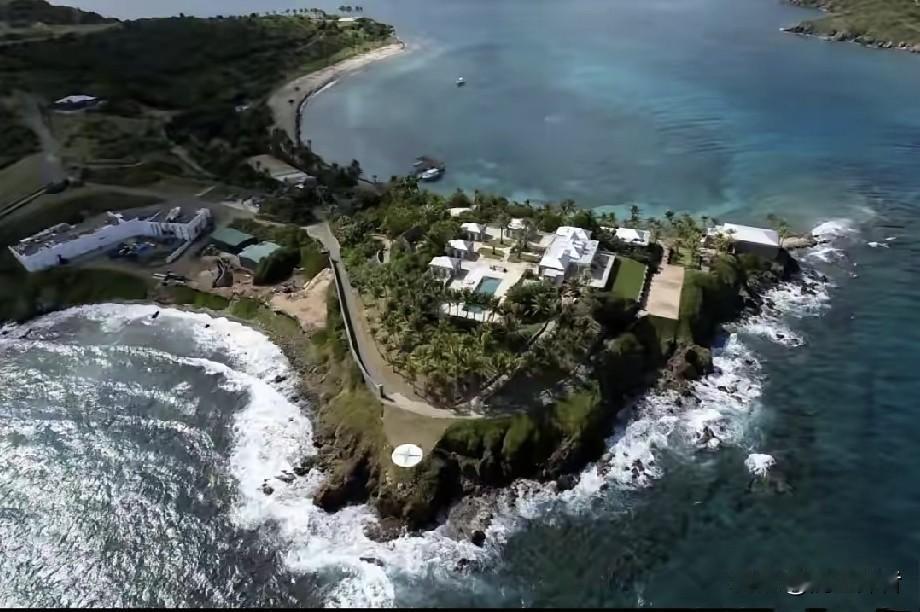 这就是面积只有0.29平方千米的萝莉岛。岛不大相当于40个足球场那么大，但是猛料