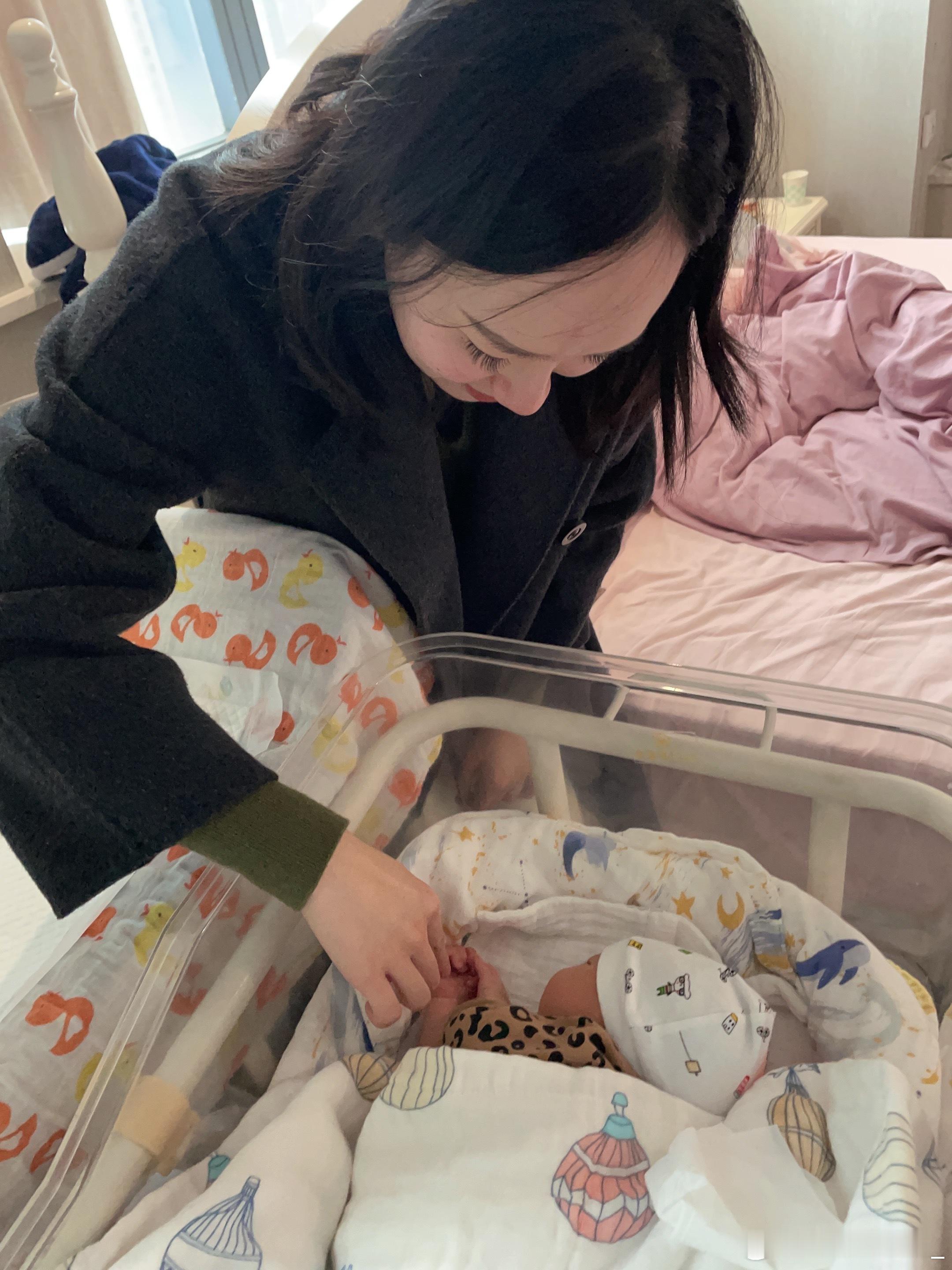 漂亮姨姨来看双眼皮胖闺女啦[鼓掌]  ​​​