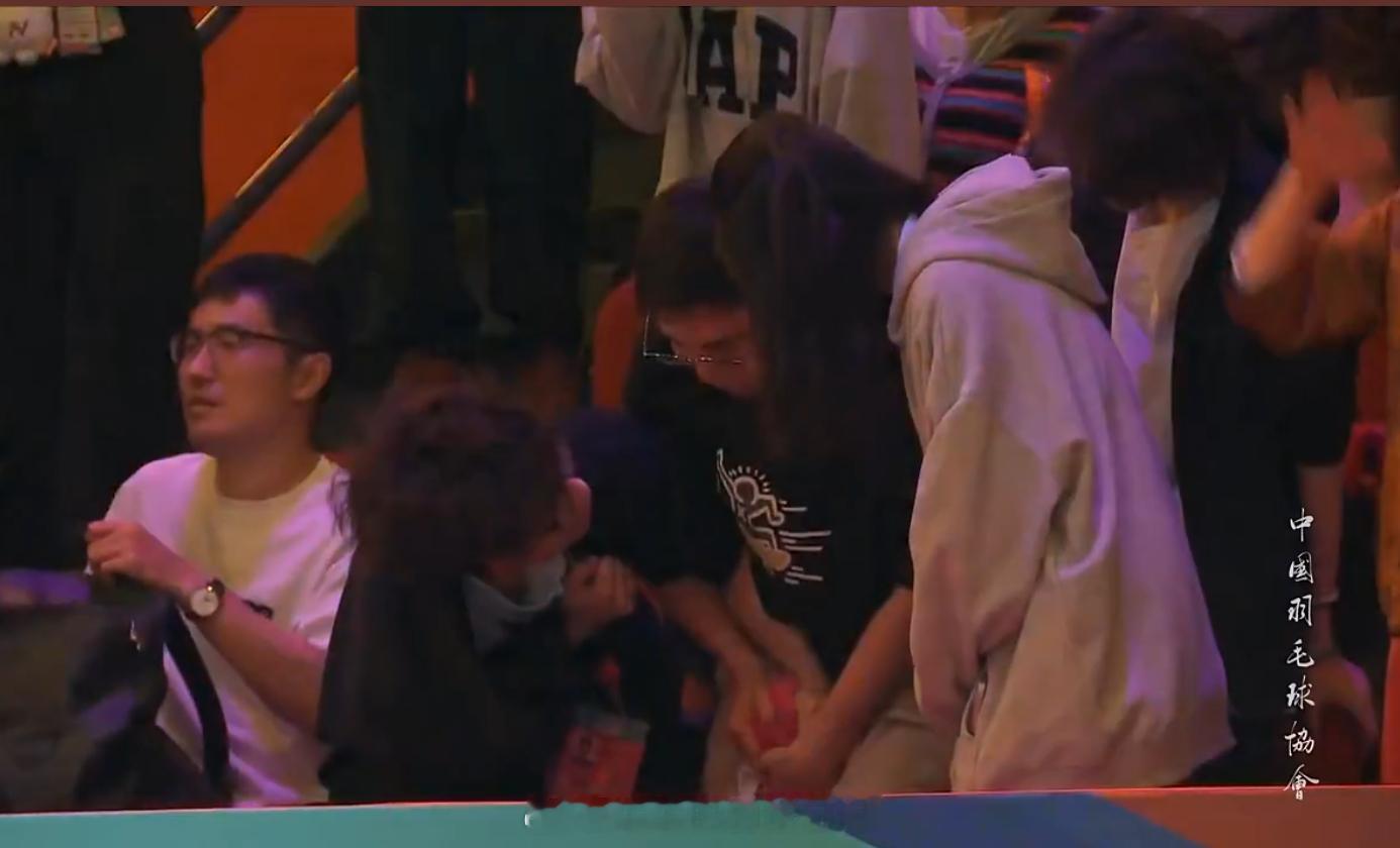 观众争抢石宇奇衣服石宇奇首夺亚锦赛冠军谁不想拥有一件石宇奇战衣呢2026年羽毛球