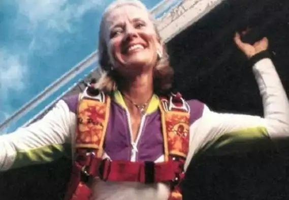 1999年，美国一名金融女高管在高空跳伞时，突然发现自己的伞包打不开了，她绝望的