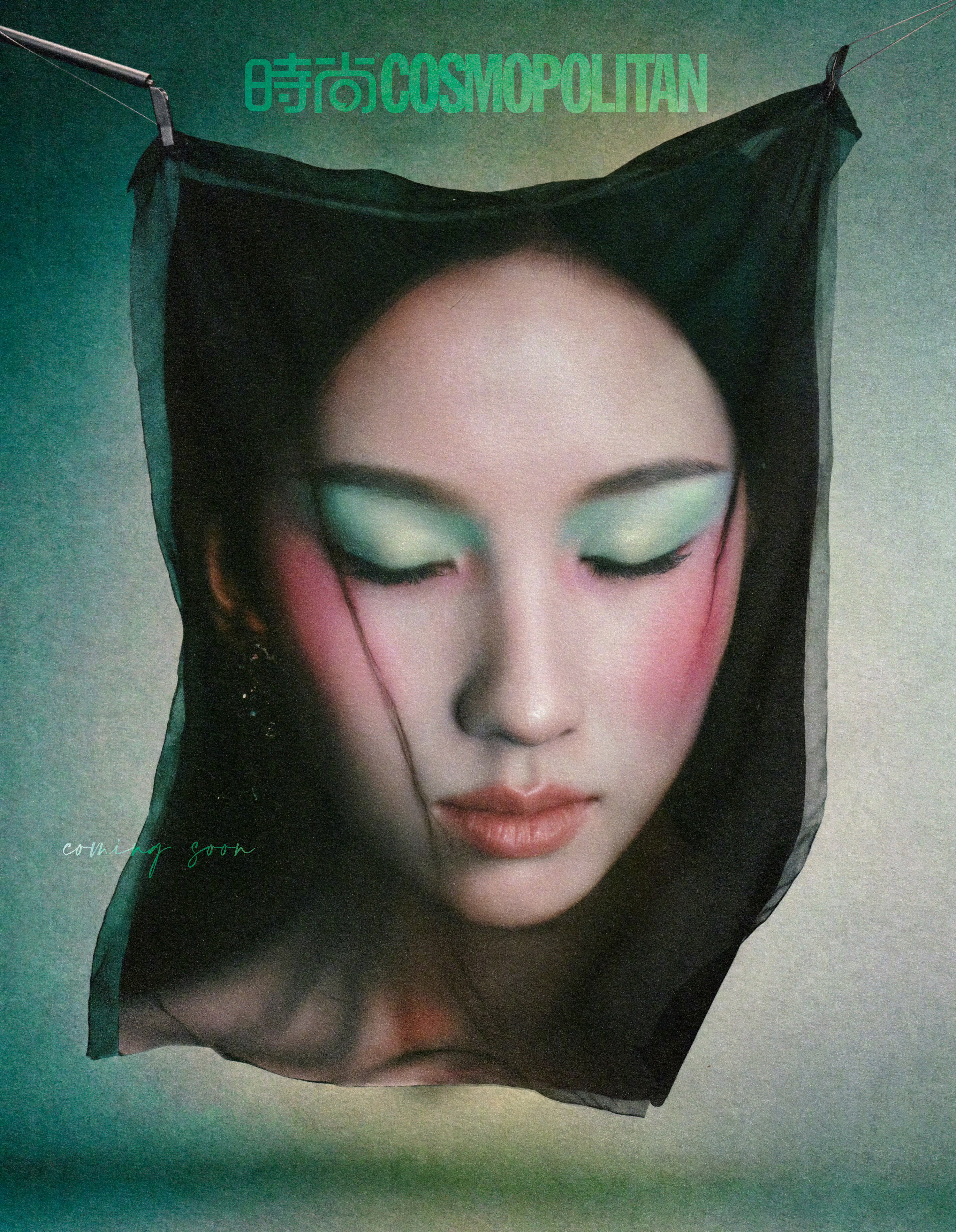 一羽朦胧，一影幽然。两种截然不同的美感。东方气韵碰撞先锋时尚，体态与情绪皆富有张