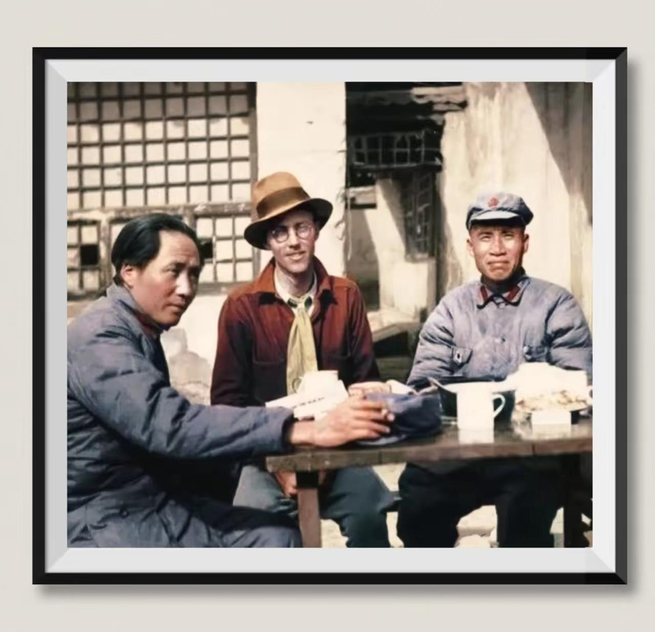 伟人和朱总司令及外国友人的黑白留影。
后边是具有中国农村特色的方格子窗户。
外国