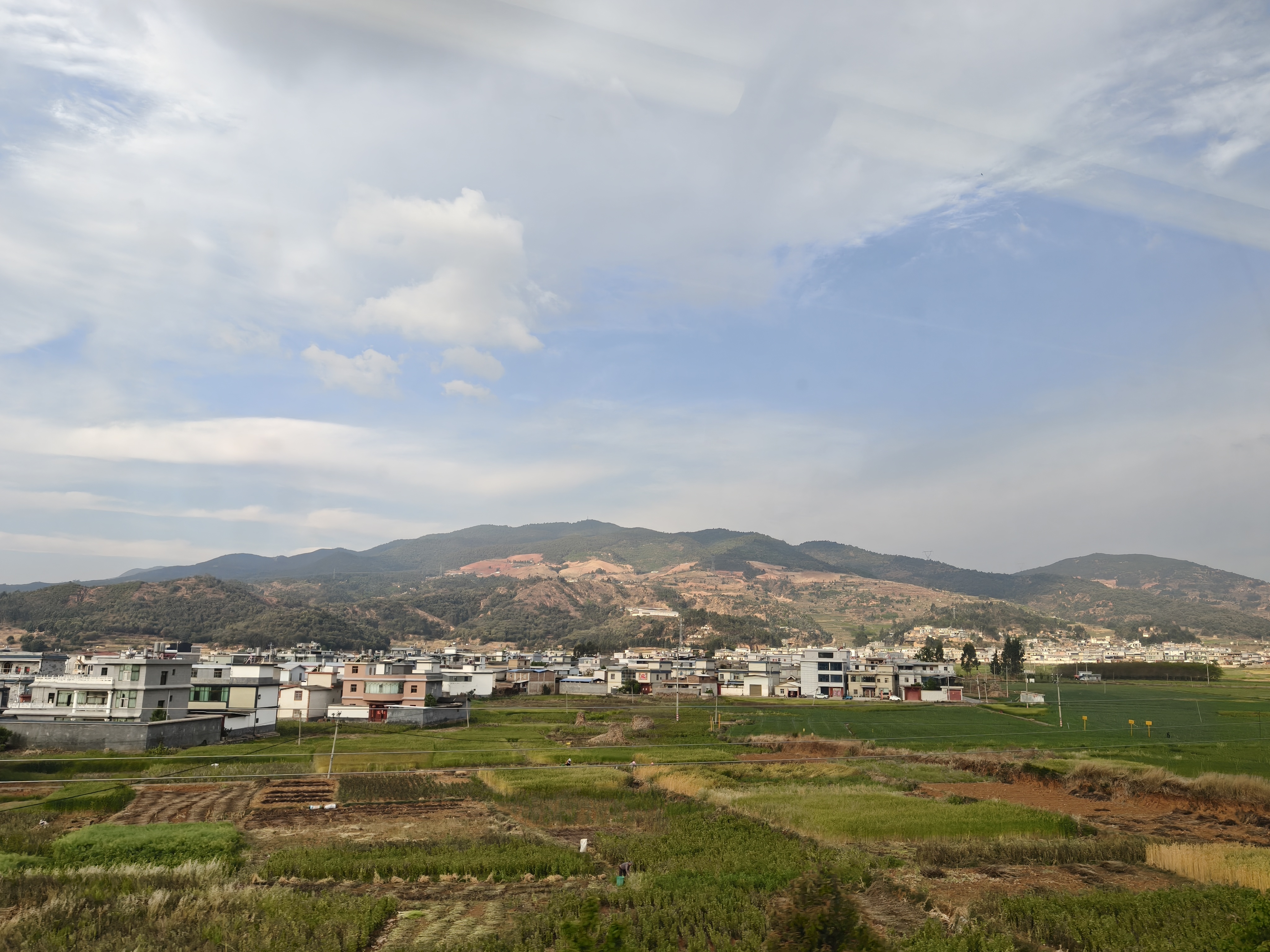 早上5点起床，赶最早的高铁去大理开庭，回来还比较早，把刚满10年车龄的CR4轿车