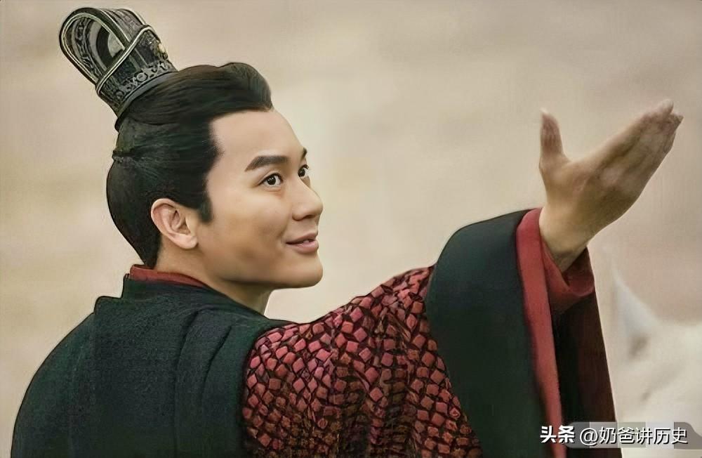 曹丕给孙权封王的做法，其实不能完全说是错误，他是给孙权吃了颗定心丸，你放开手脚去