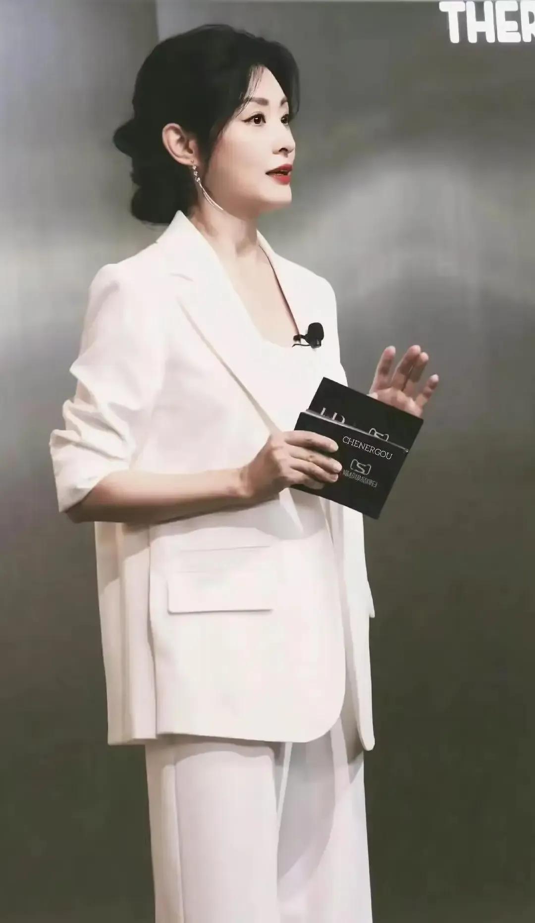 离开央视的她，到底怎么样呢？

她看起来状态还不错，依旧很美，气质优雅大气，举手