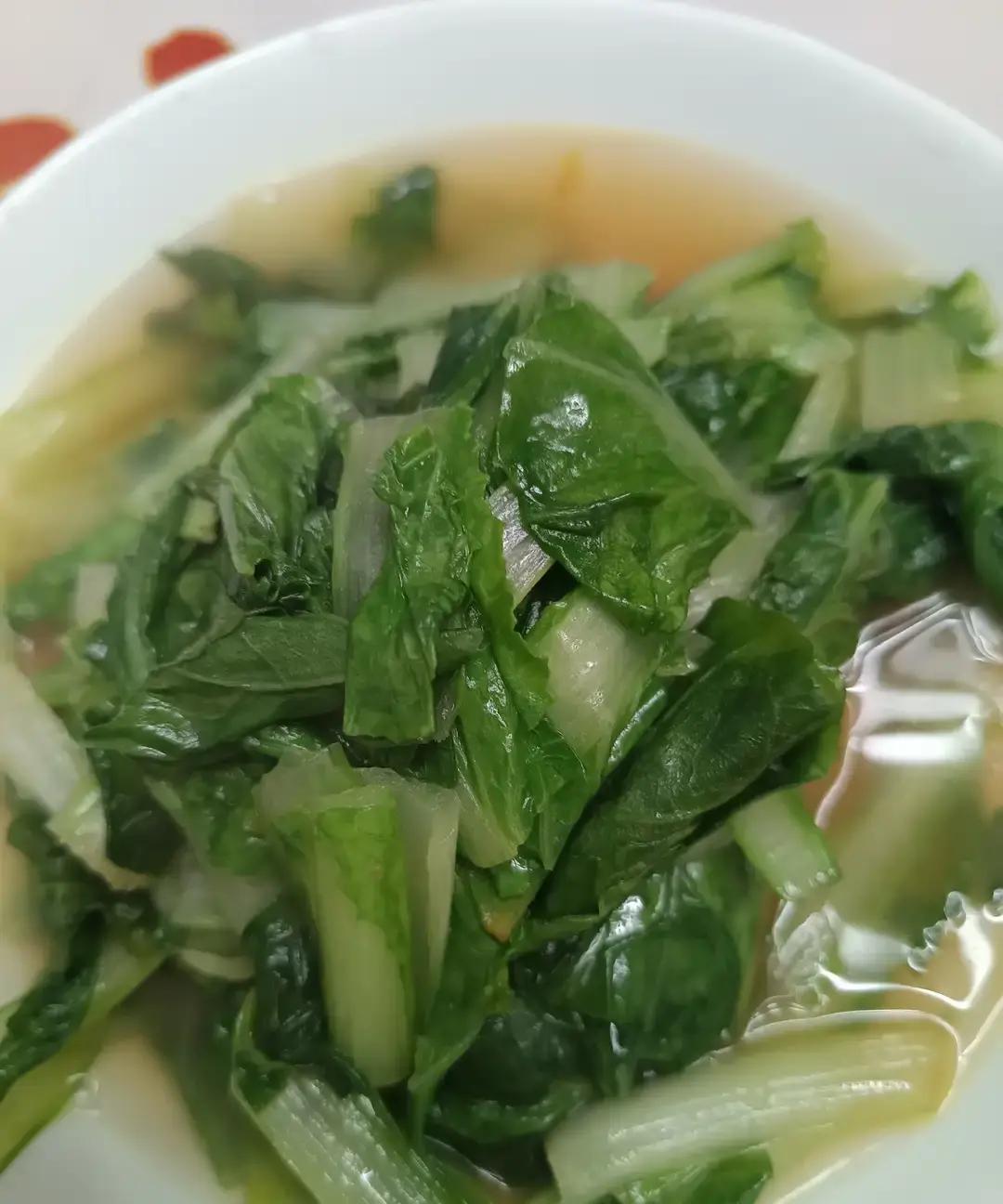 那些被生活按在地上的普通人，凭什么让人肃然起敬？
公公早年跟前妻生的大儿子，在家