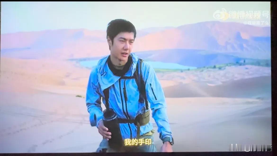 #王一博热爱传递# 王一博的双手手印留在了浩瀚无垠的沙漠，而他那不屈不挠、对自我