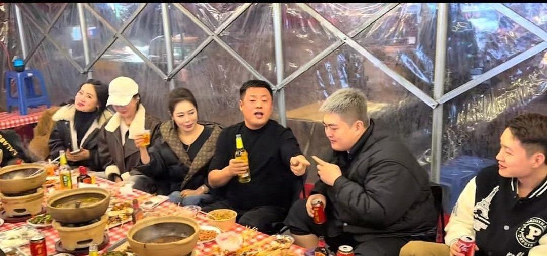 演出一结束，本山传媒的艺人们便热热闹闹地凑在一处聚餐。赵大牛端坐主位，手里举着的