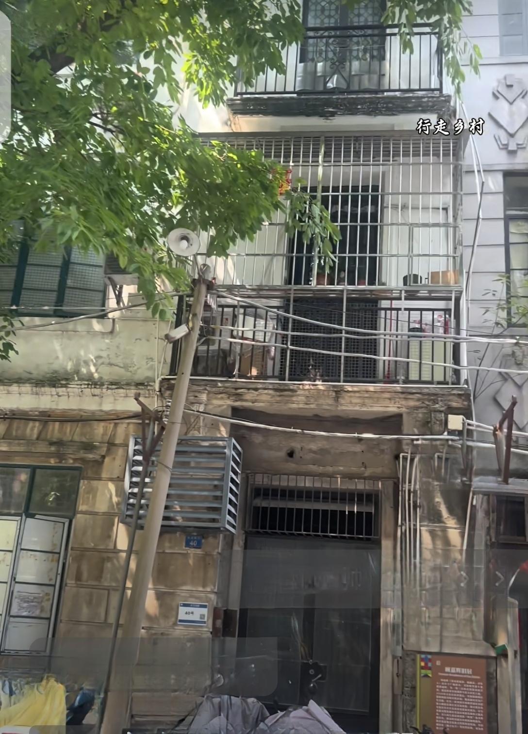 顾嘉辉的旧居位于广州荔湾区多宝南横40号，一幢三层西式风格花园洋房。他在童年时期