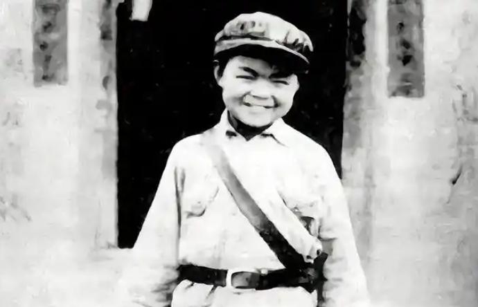 1955年，29岁的向轩拿到中校肩章，翻看他档案的领导瞧见“军龄22年”这栏，个