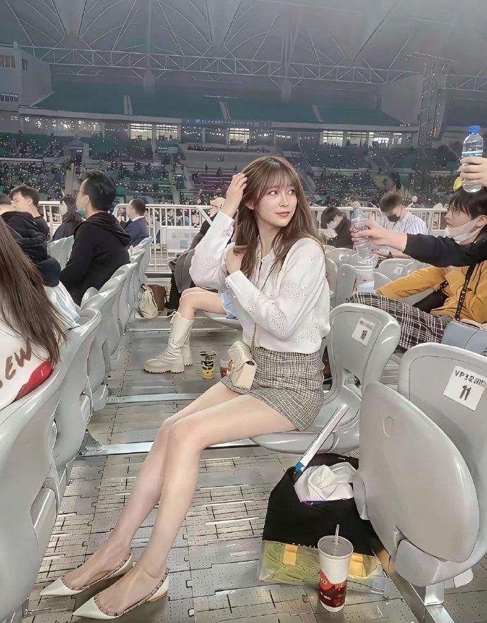 都说女明星漂亮？
在我眼里这位小姐姐直接封神，颜值身材穿搭吊打一票明星…这么顶的