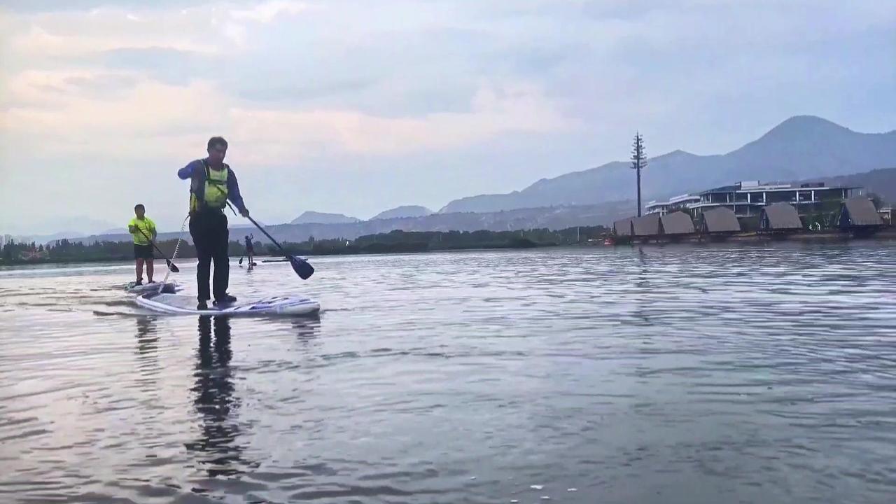 和一群孩子在太极岛挥桨，水流缓缓、桨叶划过水面的声音温柔极了。看着他们蹦跳着递来