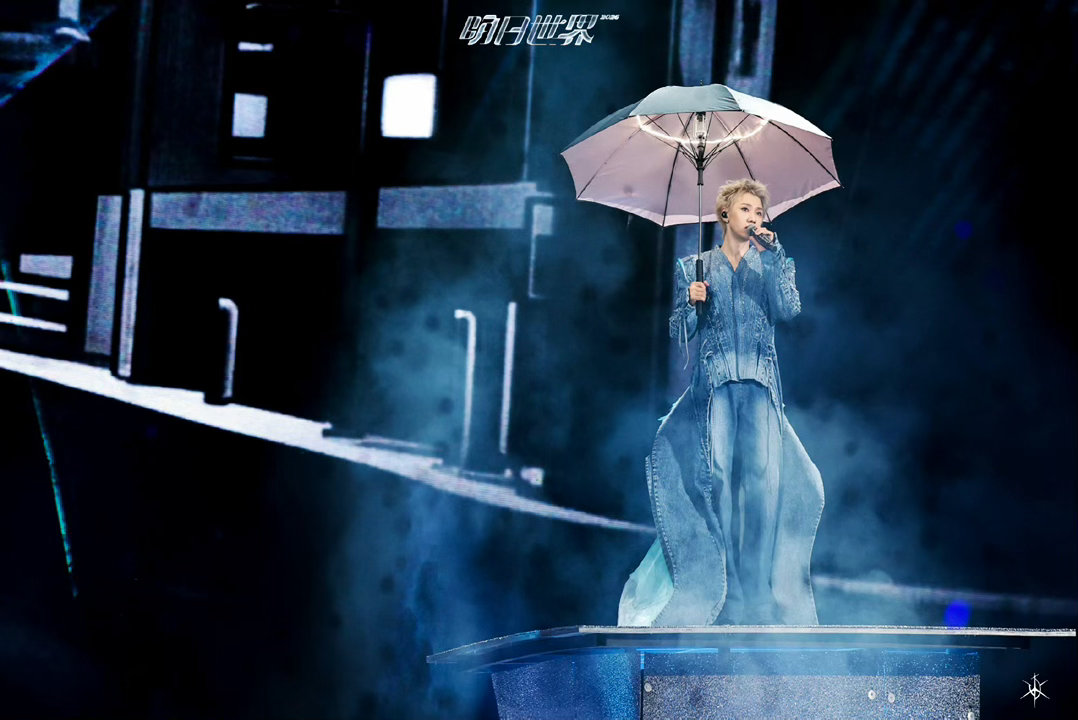 汪苏泷郑州场吃太好了 以前看演唱会靠大屏知道他哭了笑了，这次靠自己眼睛。他笑的时