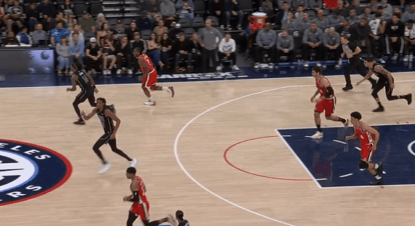 逐帧拆解：伦纳德技术细节解析，28+5率队大胜篮网图1持球行进至左翼点名德明错位