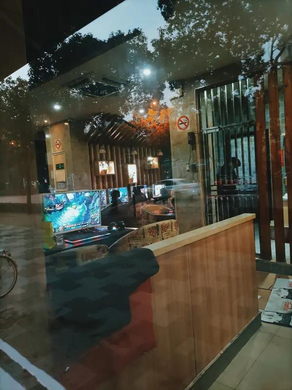 湖北一男子网吧小憩，一脚蹬翻桌子与电脑，店家：显示器、机械臂损坏，损失五六千元，