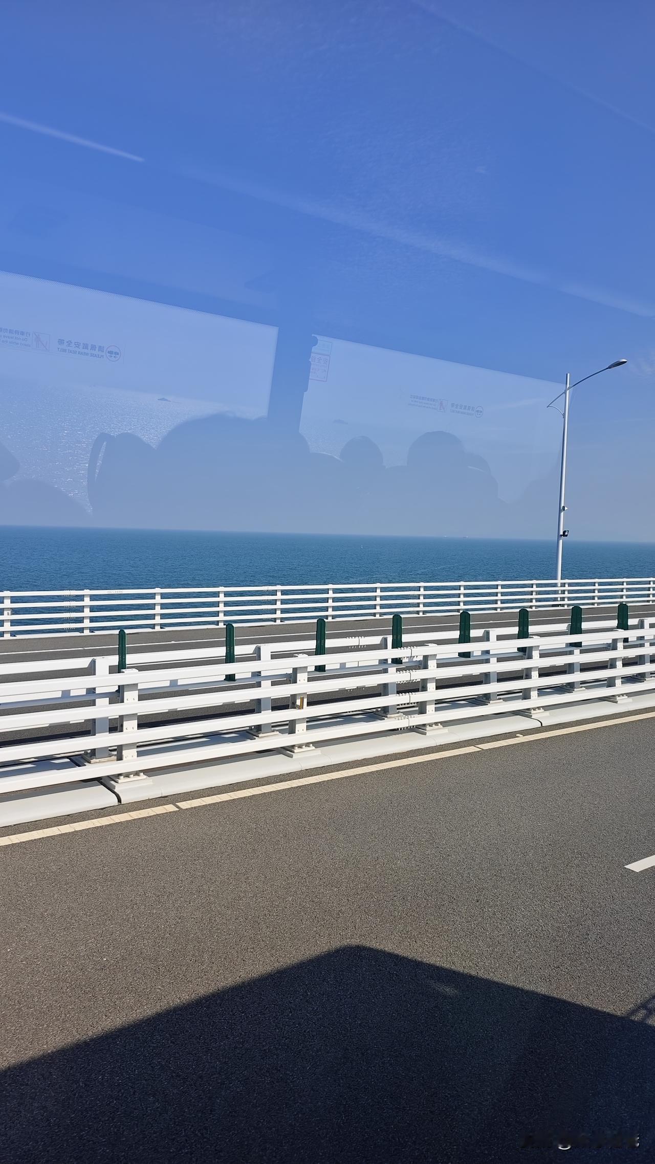 中午12点香港机场起飞的飞机，要从港珠澳大桥出境，但是这个点都还没有直达香港机场