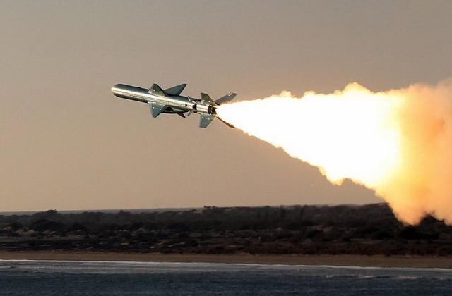 聚焦火箭军在现代化战争中的核心作用，从战略核威慑、常规精确打击及联合作战体系三个
