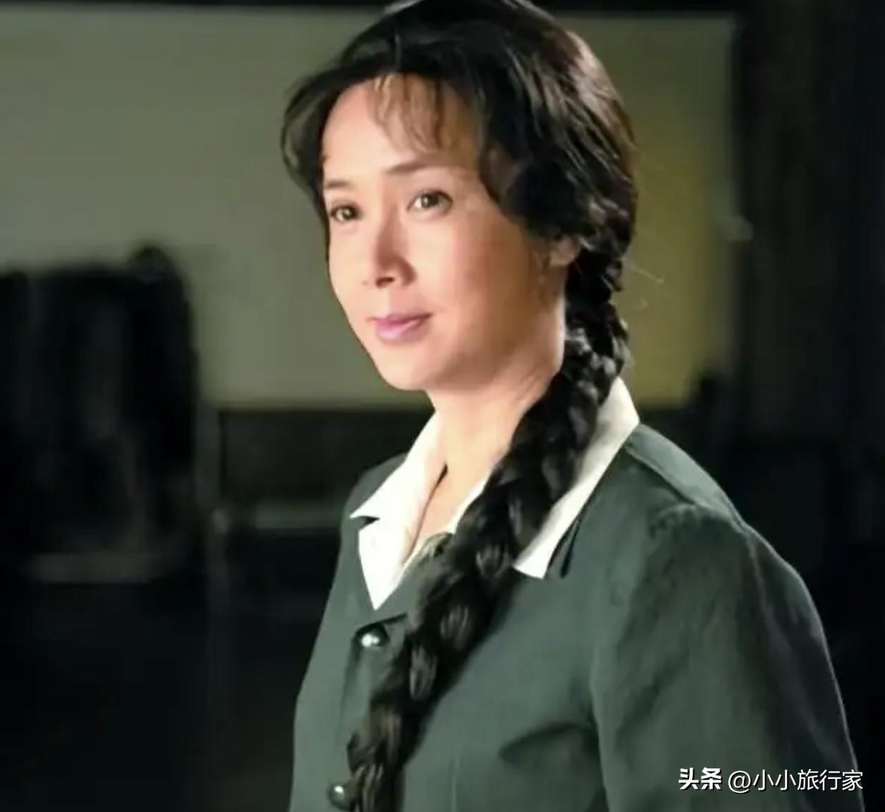 娘要嫁人的齐之芳，真的是又馋又懒又浪，儿女都吃不上饭了，还买布拉吉去表演，邻居看