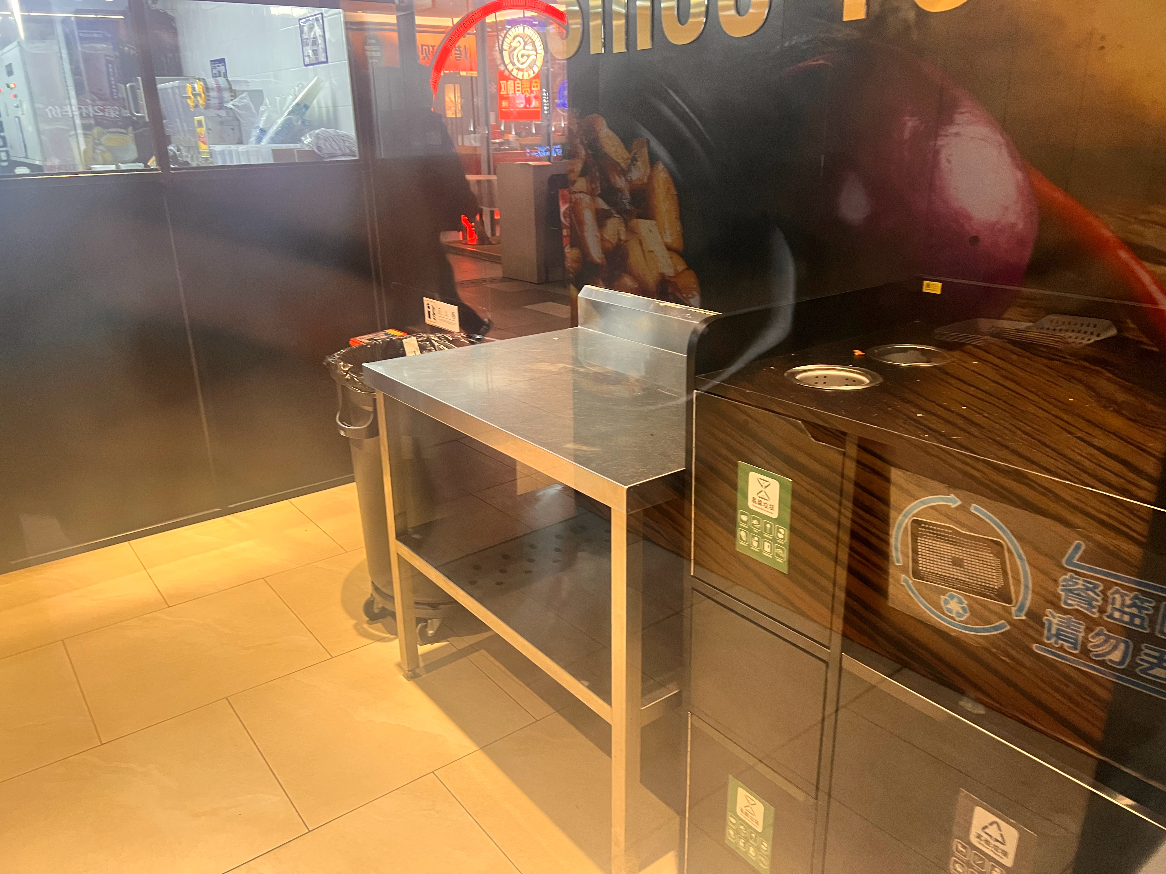 在小店里消费了36.8。咖喱牛肉饭、一对鸡翅、一份饮料🥤结果多拿错一份烤羊肉串