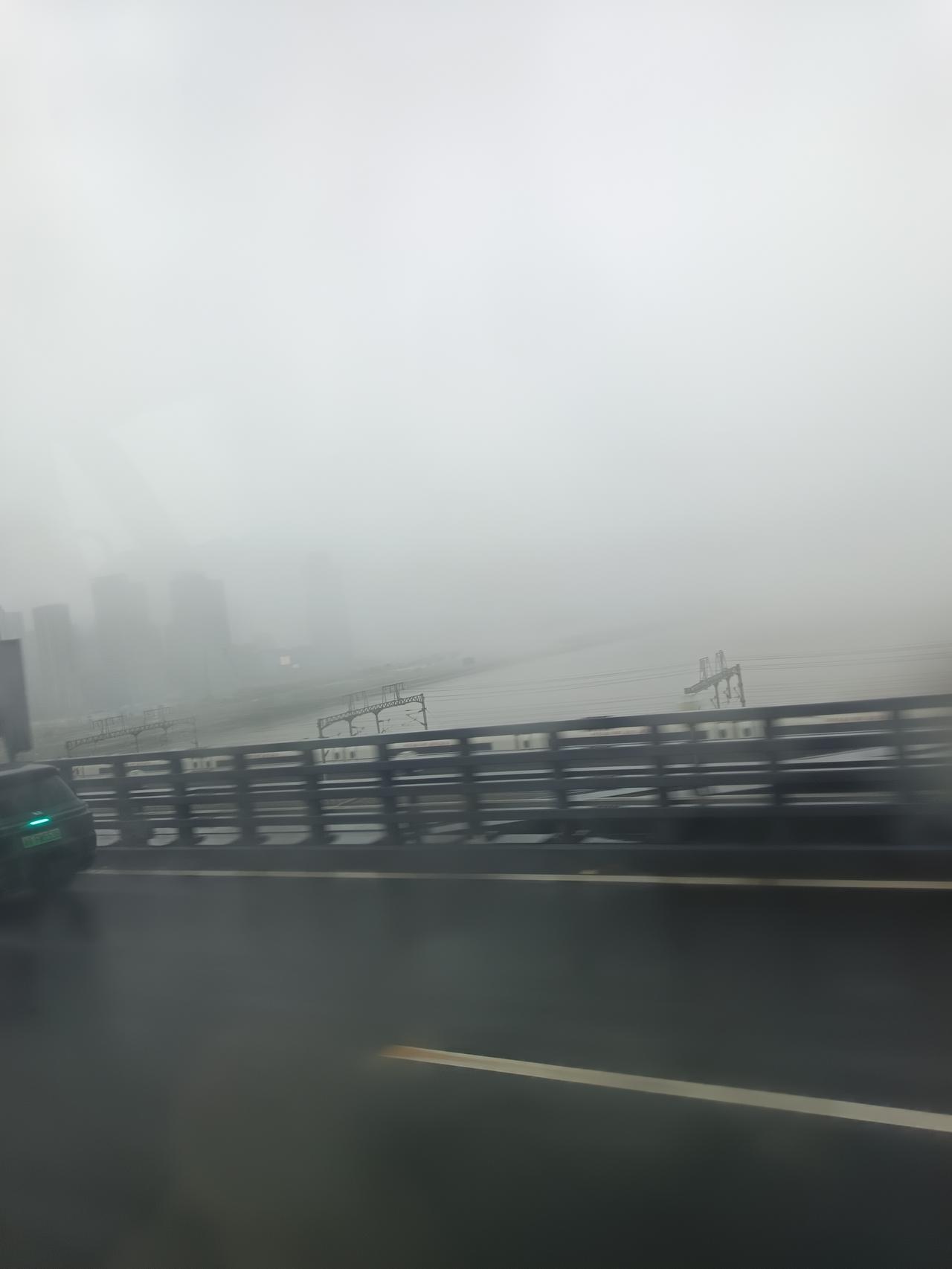 今天大雾开车过江，隔着车窗远远望见江中间立着一排钢架，上面拉着长长的电线。
  