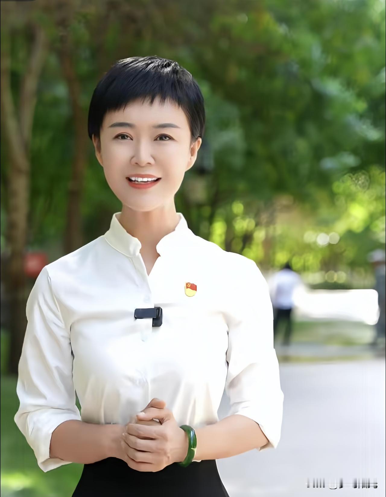 有人质疑贺娇龙：你是领导，负责决策就行了，为啥非要冒着生命危险亲自骑马？

这话